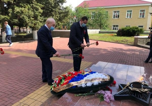  Вице-губернатор Илья Тузов и глава района Владимир Рощупкин возложили цветы на мемориал воинской славы города Грязи